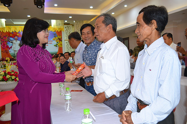 Phó chủ tịch UBND tỉnh Nguyễn Hòa Hiệp tặng quà người có uy tín