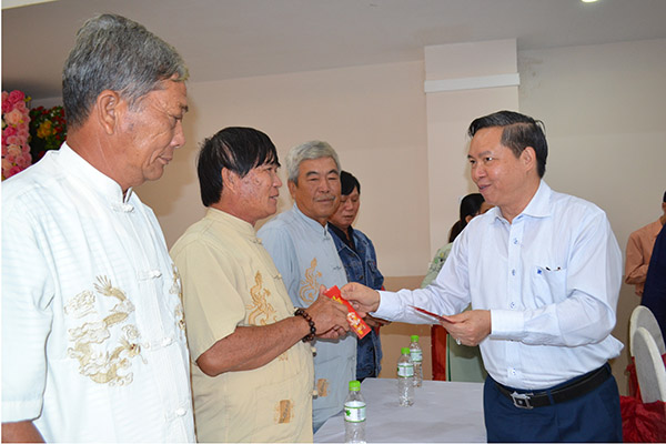 Phó chủ tịch HĐND tỉnh Phạm Ngọc Tuấn tặng quà cho người uy tín