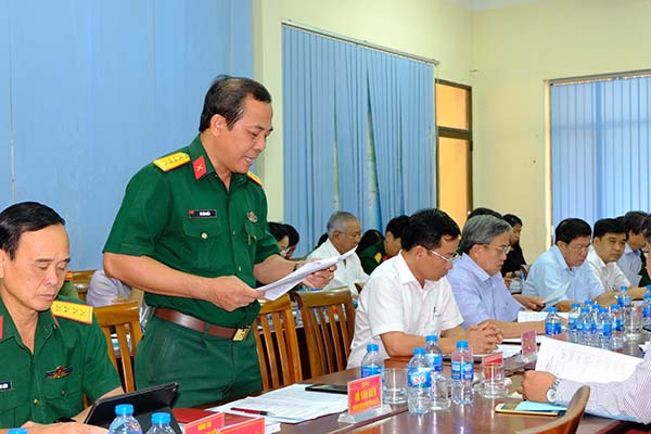 Lãnh đạo Bộ Chỉ huy quân sự tỉnh báo cáo công tác tuyển quân năm 2019.