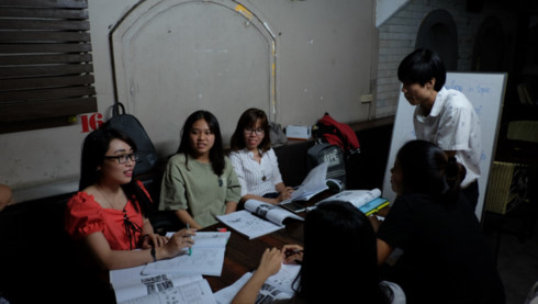 Participants are seated in groups so everyone gets a chance to talk (Photo: VOV) 