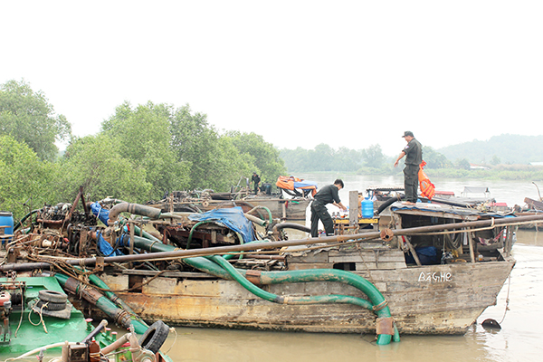 Các chiến sĩ Cảnh sát cơ động cùng tham gia bắt cát tặc, giữ ghe trên sông Đồng Nai.