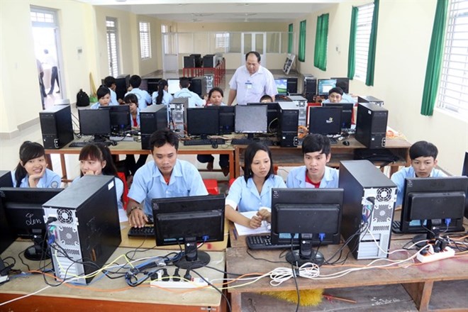Computer practice hours at the secondary vocational school for ethnic minority groups of Kien Giang province (Photo: VNA)