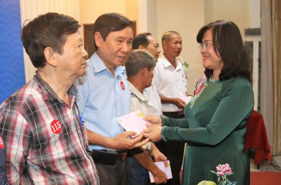 Đồng chí Nguyễn Hòa Hiệp, Phó chủ tịch UBND tỉnh tặng quà cho văn nghệ sĩ