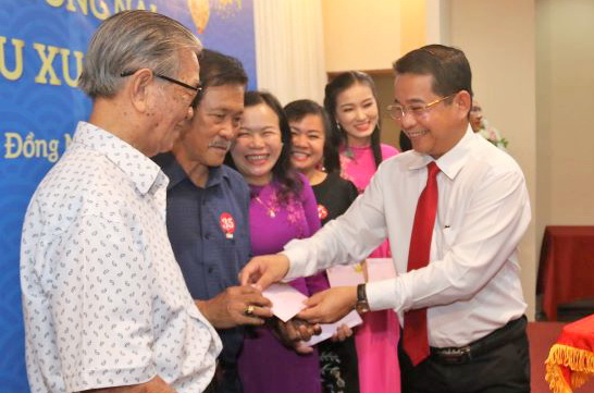Đồng chí Thái Bảo, Trưởng ban Tuyên giáo Tỉnh ủy tặng quà cho văn nghệ sĩ
