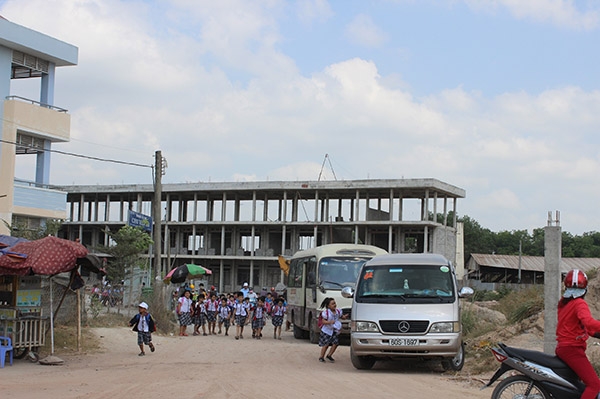 Học sinh Trường tiểu học Chu Văn An thường xuyên hít khói, bụi từ lò gạch ở cạnh trường