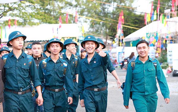 Young soldiers in Long Khanh town say goodbye to their relatives