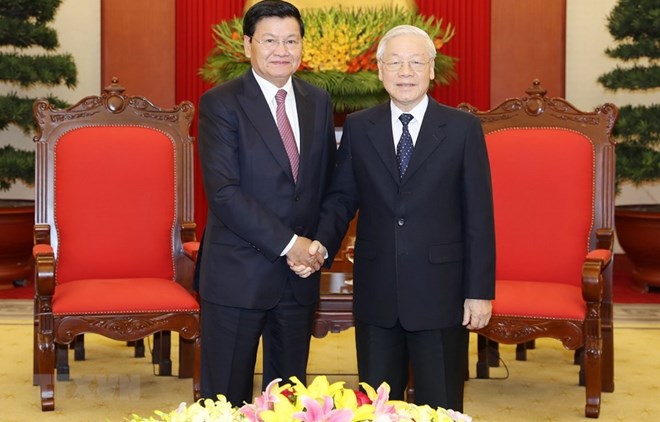 Party General Secretary and President Nguyen Phu Trong (R) receives Lao PM Thongloun Sisoulith