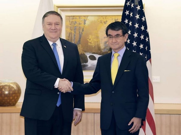 Ngoại trưởng Mỹ Mike Pompeo (trái) và người đồng cấp Nhật Bản Taro Kono tại một cuộc gặp. (Nguồn: japantimes.co.jp)