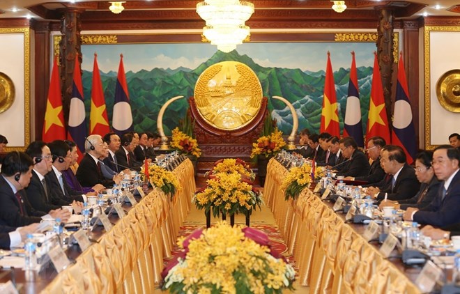 Top leaders of Vietnam and Laos hold talks in Vientiane