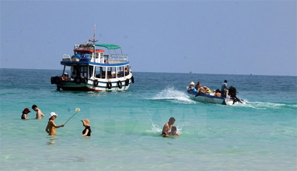 When visiting Kien Giang Province’s pristine Hon Mau, travelers will have an opportunity to hang out with fishermen, and enjoy fresh seafood and beautiful beaches. — VNA/VNS Photo