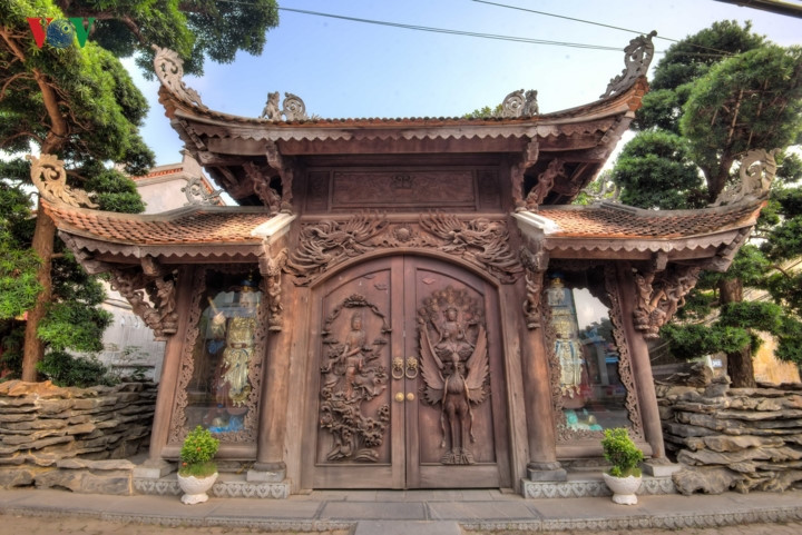   Van Nien Pagoda is located on Lac Long Quan street in Tay Ho district of Hanoi.