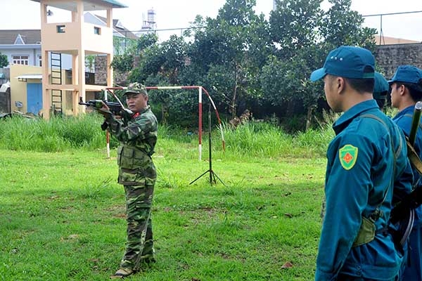 Cán bộ Ban Chỉ huy quân sự TX.Long Khánh huấn luyện lực lượng tự vệ các cơ quan, trường học, công ty tại thị xã năm 2018. 