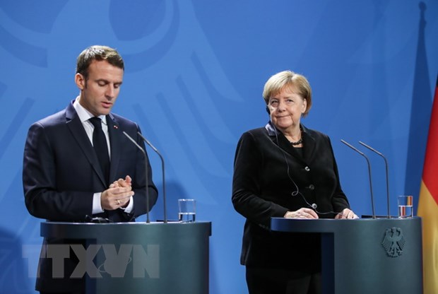 Tổng thống Pháp Emmanuel Macron (trái) và Thủ tướng Đức Angela Merkel trong cuộc họp báo tại Berlin của Đức. (Ảnh: THX/TTXVN)