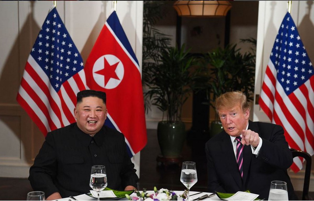 Tổng thống Mỹ Donald Trump nói chuyện với nhà lãnh đạo Triều Tiên Kim Jong-un khi ngồi ăn tối tại khách sạn Sofitel Legend Metropole ở Hà Nội ngày 27-2. (Nguồn: AFP)