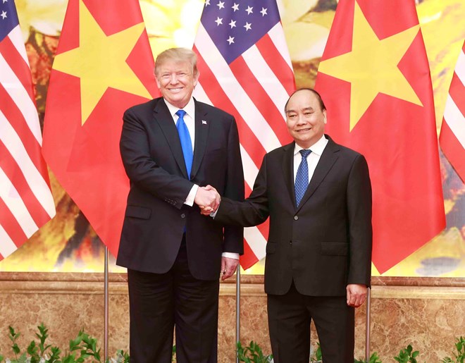 Prime Minister Nguyen Xuan Phuc (R) meets with US President Donald Trump in Hanoi on February 27 