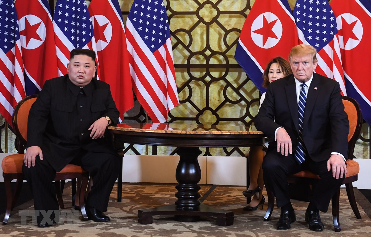 Tổng thống Mỹ Donald Trump (phải) và Chủ tịch Triều Tiên Kim Jong-un trong cuộc gặp tại ngày làm việc thứ hai của Hội nghị thượng đỉnh Mỹ-Triều lần hai ở Hà Nội, ngày 28-2-2019. (Ảnh: AFP/TTXVN)