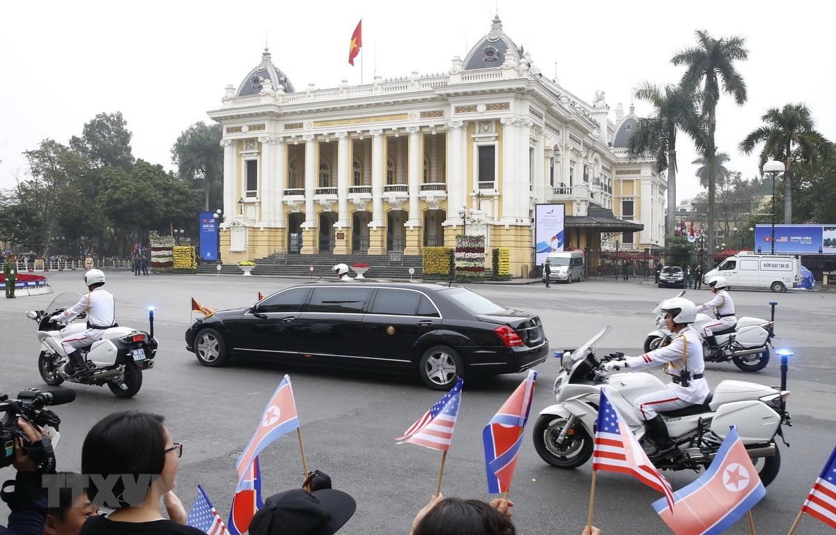 Đoàn xe đưa Chủ tịch Triều Tiên Kim Jong-un đến gặp Tổng thống Mỹ Donald Trump đi qua Quảng trường Cách mạng tháng Tám, Nhà hát Lớn. (Ảnh: Lâm Khánh - TTXVN)