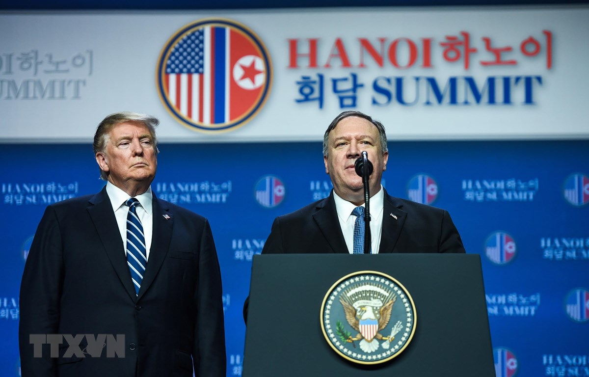 Ngoại trưởng Mỹ Mike Pompeo (phải) và Tổng thống Mỹ Donald Trump trong cuộc họp báo sau Hội nghị thượng đỉnh Mỹ - Triều lần hai ở Hà Nội ngày 28-2-2019. (Ảnh: AFP/TTXVN)