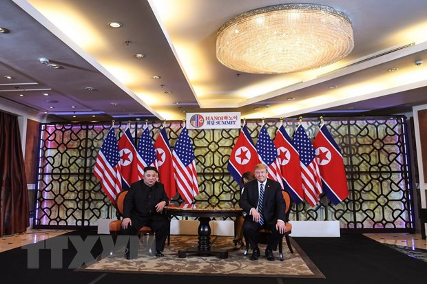 Tổng thống Mỹ Donald Trump và nhà lãnh đạo Triều Tiên Kim Jong-un tại cuộc gặp thượng đỉnh lần thứ hai. (Nguồn: AFP/TTXVN)