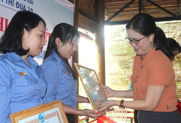 Chủ tịch Hội Liên hiệp phụ nữ tỉnh Lê Thị Ngọc Loan trao bằng khen cho 2 nữ gác chắn tàu dũng cảm cứu cụ bà trước đoàn tàu