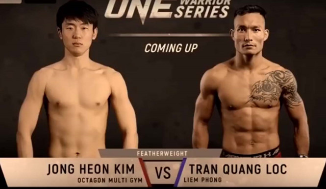 Trần Quang Lộc (phải) có chiến thắng đầu tiên ở đấu trường ONE Championship ẢNH CẮT TỪ CLIP