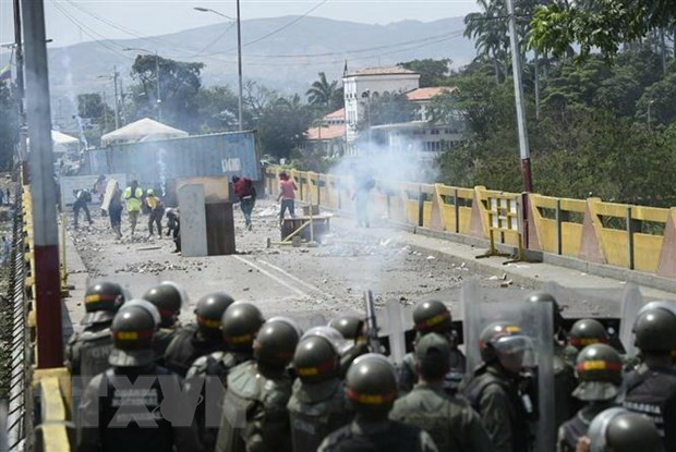 Người biểu tình xung đột với Lực lượng biên phòng Venezuela tại cây cầu quốc tế ở thành phố San Antonio del Tachira, giáp giới Colombia ngày 24/2/2019. (Ảnh: AFP/TTXVN)