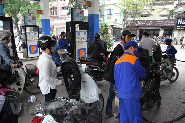 Prices of oil and petrol climb nearly 1,000 VND (0.043 USD) per litre on March 2 (Source: VNA) 