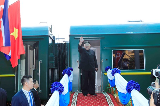 Leader of the Democratic People’s Republic of Korea Kim Jong-un bids farewell to Vietnamese officials and people at Dong Dang station.