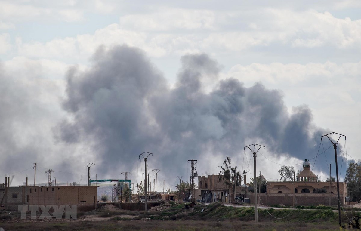 Khói bốc lên sau một cuộc không kích nhằm vào vị trí của IS tại làng Baghouz, tỉnh Deir Ezzor, miền đông Syria, ngày 2-3-2019. (Ảnh: AFP/TTXVN)