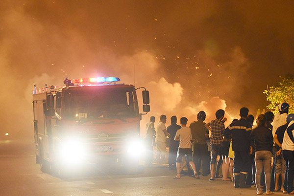 Cháy lớn từ đám cỏ khô, hàng chục hộ dân di dời khẩn cấp