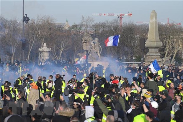 Người biểu tình Áo vàng tập trung tại thủ đô Paris, Pháp, ngày 16/2/2019. (Nguồn: AFP/TTXVN)