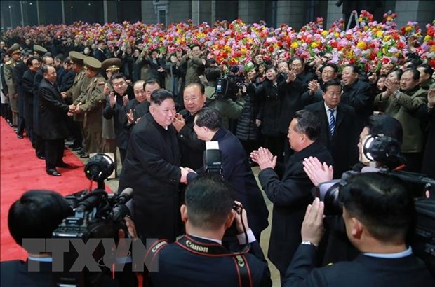  Lễ đón nhà lãnh đạo Triều Tiên Kim Jong-un (giữa) tại Bình Nhưỡng sau khi ông kết thúc chuyến thăm hữu nghị chính thức Việt Nam ngày 5-3. (Ảnh: YONHAP/TTXVN)