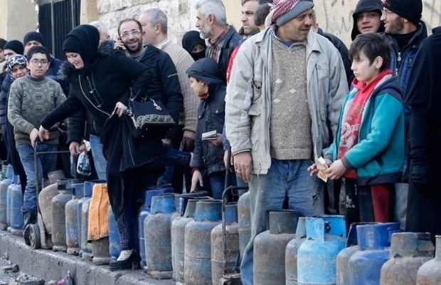 Người dân Syria xếp hàng chờ đổi khí đốt ở quận Salah al-Din của thành phố phía bắc Aleppo, ngày 11/2. (Nguồn: AFP)