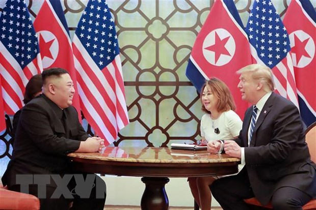 Tổng thống Mỹ Donald Trump (phải) và nhà lãnh đạo Triều Tiên Kim Jong-un (trái) trong cuộc gặp tại Hà Nội ngày 28-2-2019. (Nguồn: AFP/TTXVN)