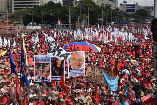 Đông đảo người dân Venezuela tuần hành tại thủ đô Caracas, bày tỏ sự ủng hộ Tổng thống Nicolas Maduro và phản đối sự can thiệp từ bên ngoài vào công việc nội bộ của đất nước, ngày 2-2-2019. (Ảnh: AFP/TTXVN)