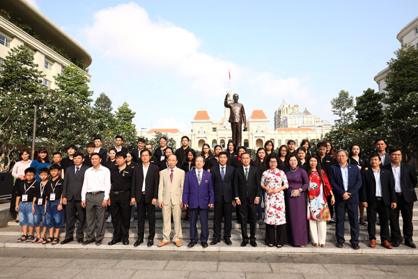 Ban Tổ chức thực hiện Lễ dâng hoa tại Công viên tượng đài Chủ tịch Hồ Chí Minh