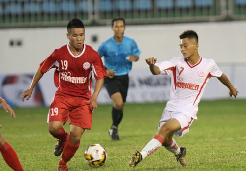 Cầu thủ Nguyễn Đức Việt (HAGL, áo trắng) ghi bàn thắng duy nhất giúp chủ nhà giành trọn 3 điểm ở trận khai mạc