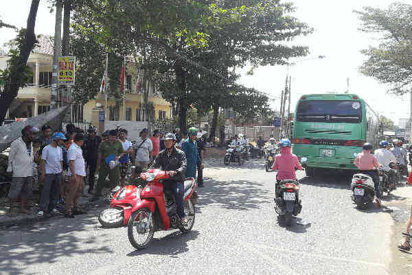 Xe khách va chạm xe máy, 3 mẹ con nguy kịch