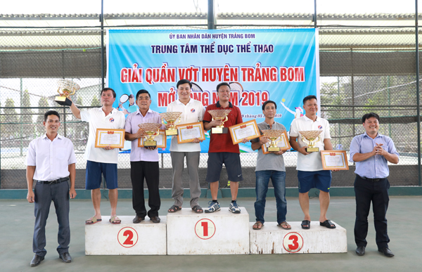 64 players compete at Trang Bom district open tennis tourney