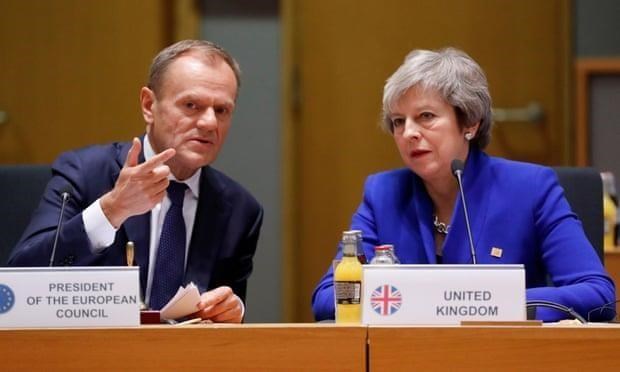 Chủ tịch Liên minh châu Âu (EU) Donald Tusk và Thủ tướng Anh Theresa May. (Nguồn: Reuters)