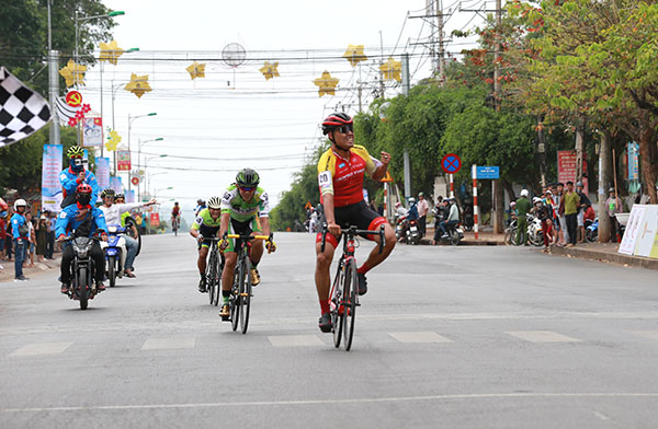 Tay đua Võ Thanh Phong (đội Đồng Tâm) ăn mừng chiến thắng chặng 2