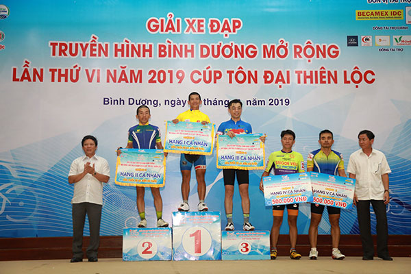 Ban tổ chức trao giải cho các tay đua đạt thứ hạng cao nhất chặng 2 nhóm tuổi 41-55