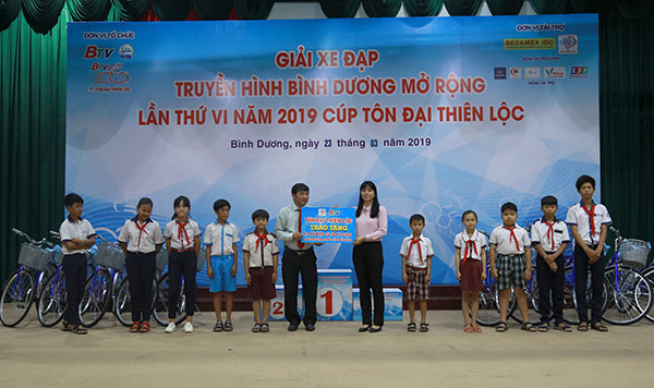 Công ty TNHH MTV Tôn Đại Thiên Lộc trao tặng xe đạp, gạo cho học sinh nghèo, hộ nghèo huyện Xuân Lộc (tỉnh Đồng Nai)