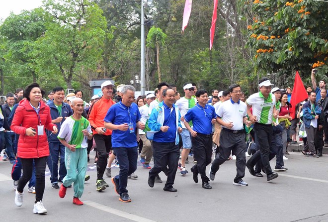 People run around Hoan Kiem Lake area in response to the launch of the annual Olympic Run Day for Public Health and the 46th Ha Noi Moi Newspaper Run in Hanoi (Photo: VNA)