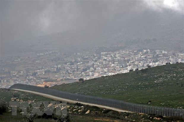 Hàng rào ngăn cách khu vực Cao nguyên Golan do Israel chiếm đóng, gần thị trấn Majdal Shams, với Syria, ngày 25-3-2019. (Ảnh: AFP/TTXVN)