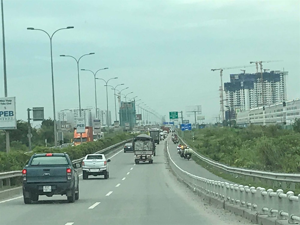 Heavy traffic on the approach road to the HCM City – Long Thành – Dầu Giây Expressway. 