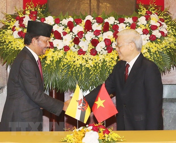 Party General Secretary and President Nguyen Phu Trong (R) welcomes Sultan of Brunei Haji Hassanal Bolkiah (Photo: VNA)