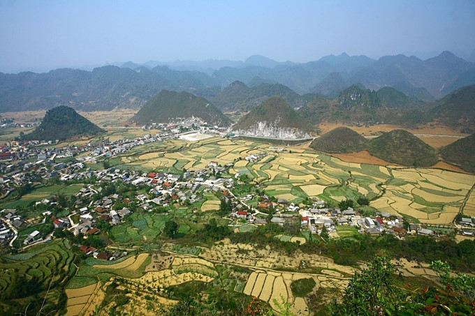 The twin mountains are located in Tam Son town of Quan Ba district