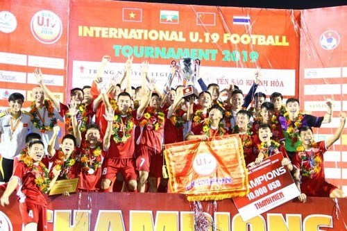 Vietnamese players celebrate their U19 tournament title (Photo of VFF)