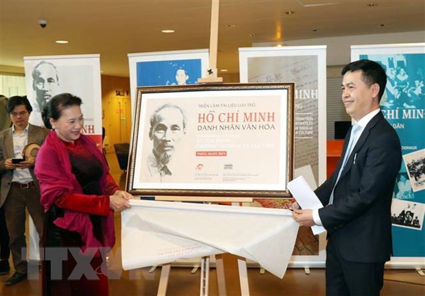  Chủ tịch Quốc hội Nguyễn Thị Kim Ngân gỡ băng khai mạc triển lãm. (Ảnh: Trọng Đức/TTXVN)